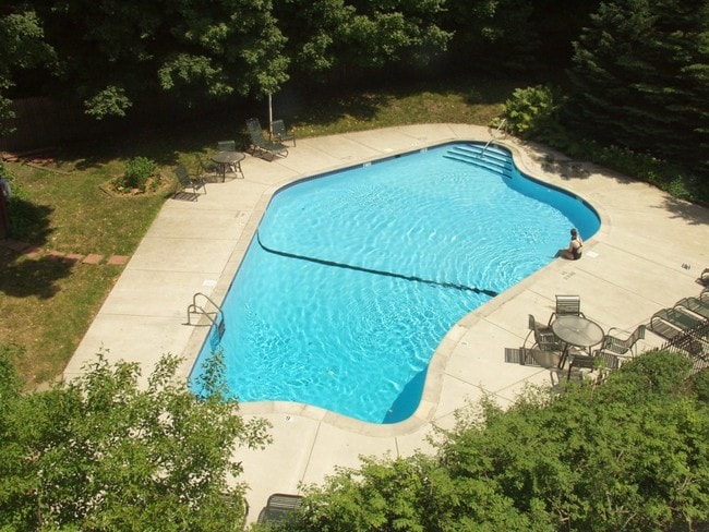 Pool - Wayzata Woods Apartments