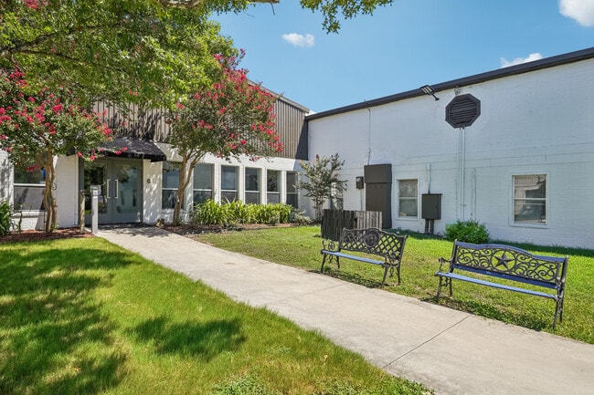 Building Photo - Silver Oaks Villas Rental