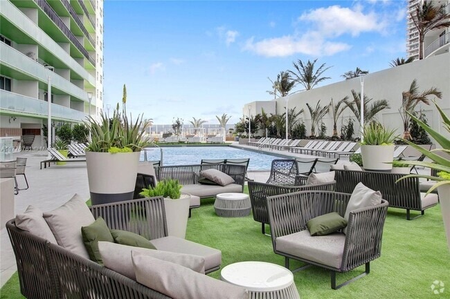 Building Photo - 1756 N Bayshore Dr Rental
