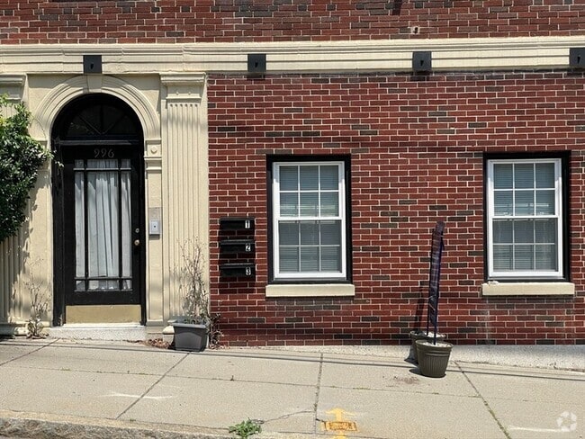 Building Photo - 996 Chestnut St Rental