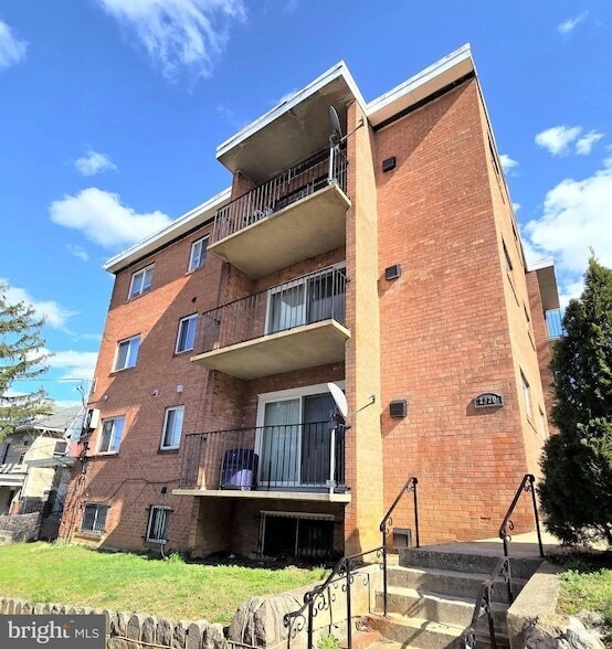 Building Photo - 2320 Chester St SE Rental