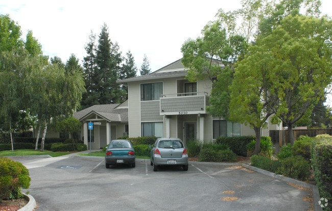Building Photo - Homeport Rental