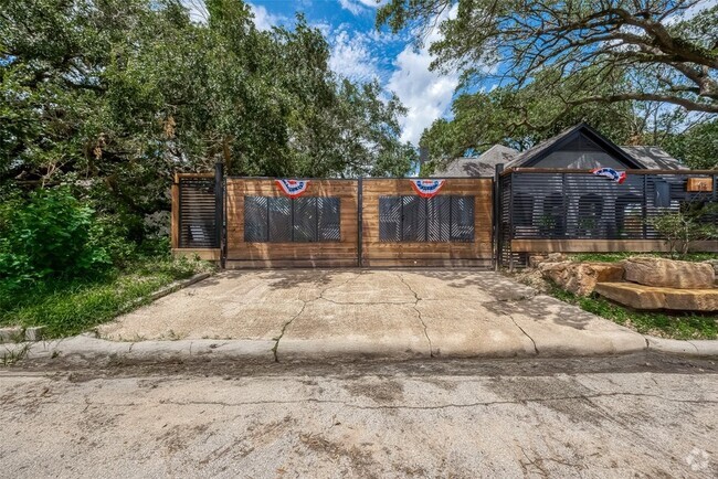 Building Photo - 415 Fairbanks St Rental