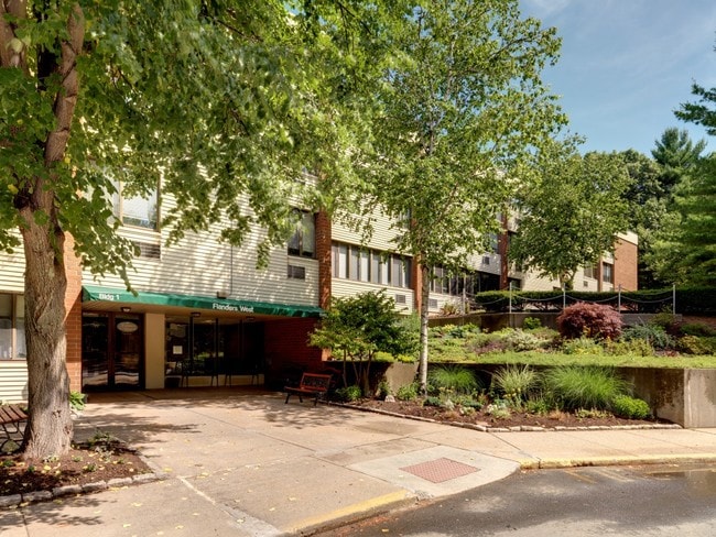 Building Photo - Flanders West