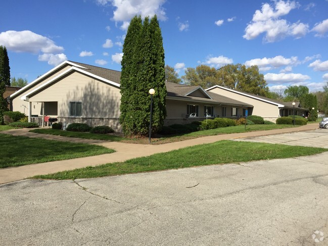 Building Photo - Village Green Apartments