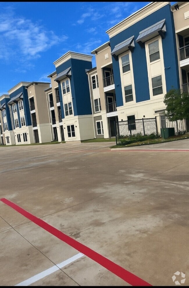 Building Photo - Campanile on Minimax Rental