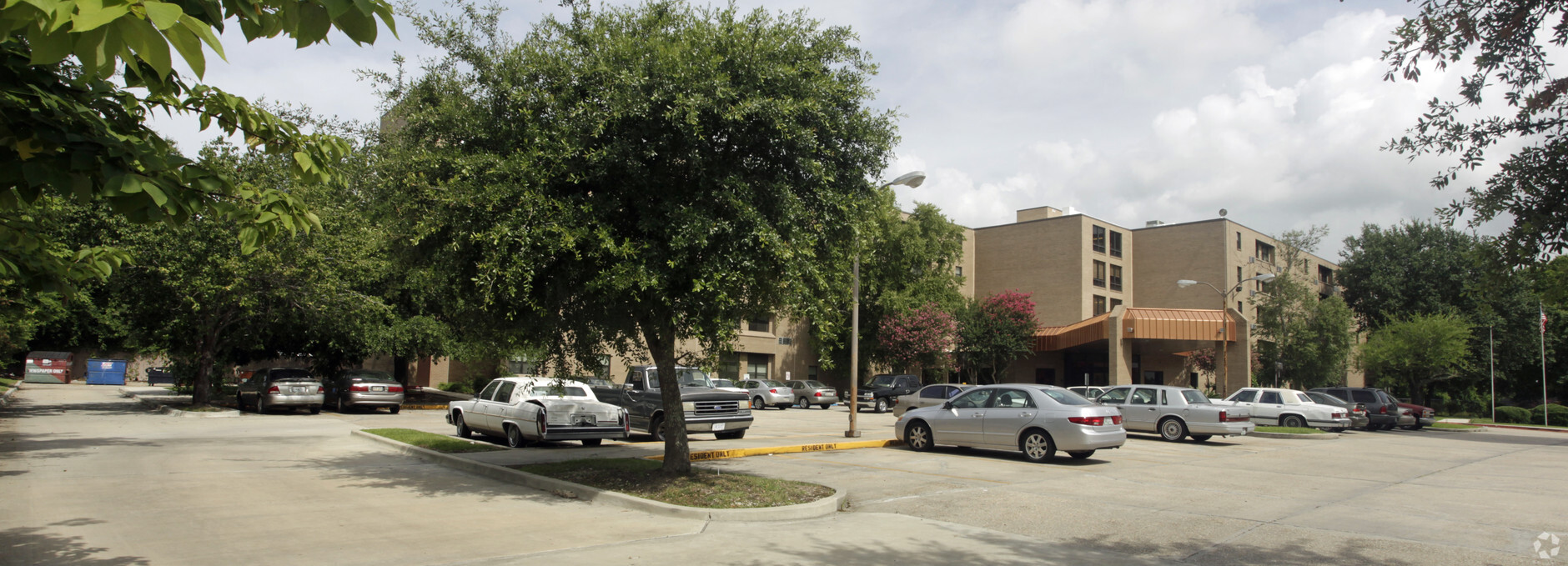 Oak Park Plaza - Oak Park Plaza Apartments