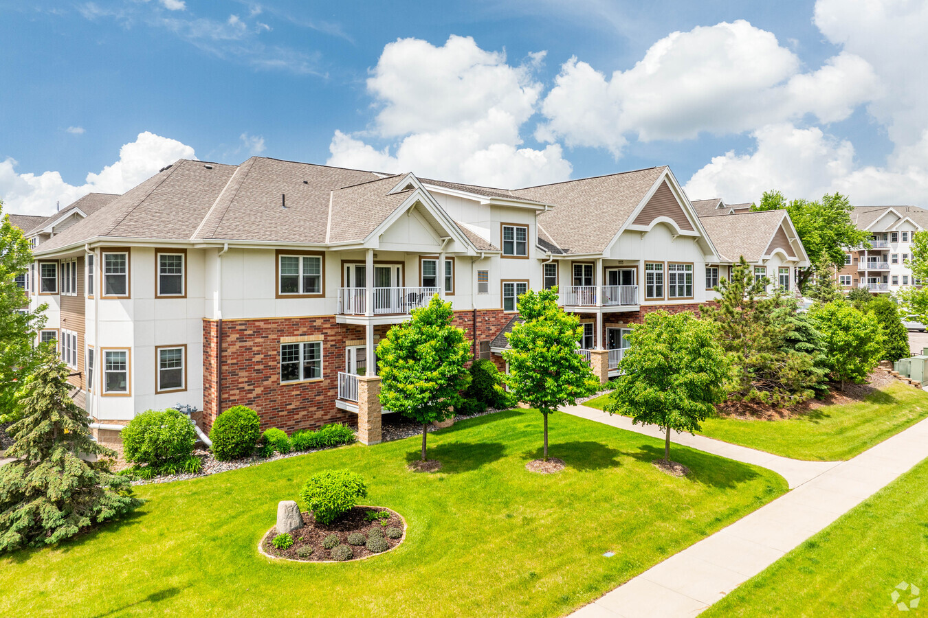 Applewood Pointe of Bloomington - Applewood Pointe of Bloomington Apartments