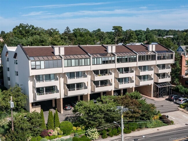 Building Photo - 372 Main St