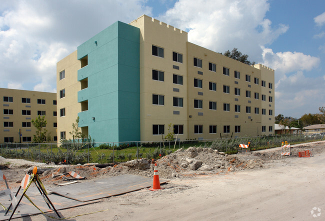 Building Photo - Royal Palm Apartments