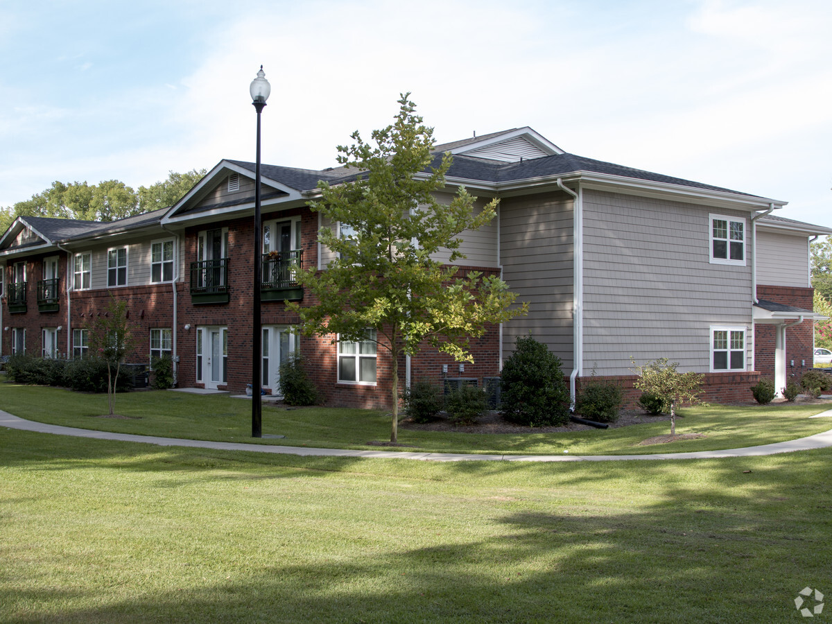 Exterior - Dogwood Manor Apartments