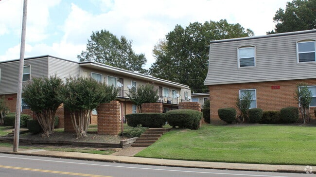 Building Photo - Center Court Apartments- FREE Month!