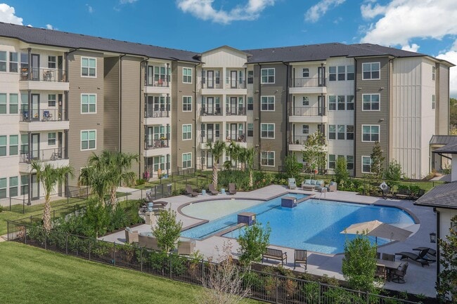 Courtyard - Ivy Point Friendswood