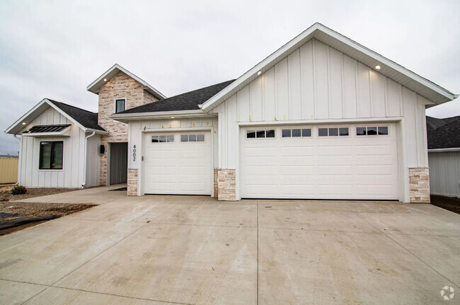 Building Photo - Legacy Homes at Coulee Ridge Rental