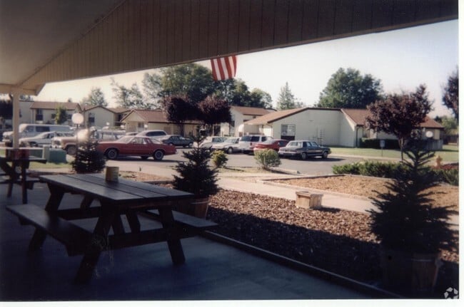 Primary Photo - Holiday Gardens - Grants Pass Rental