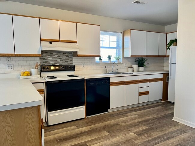 Building Photo - 8708 Macomb St