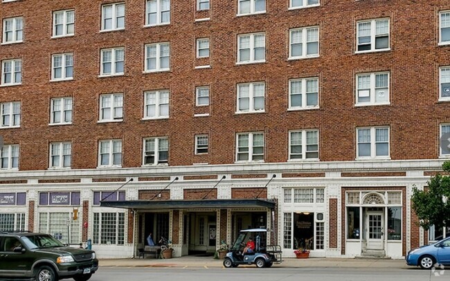 Building Photo - Historic Hotel Iowa Rental