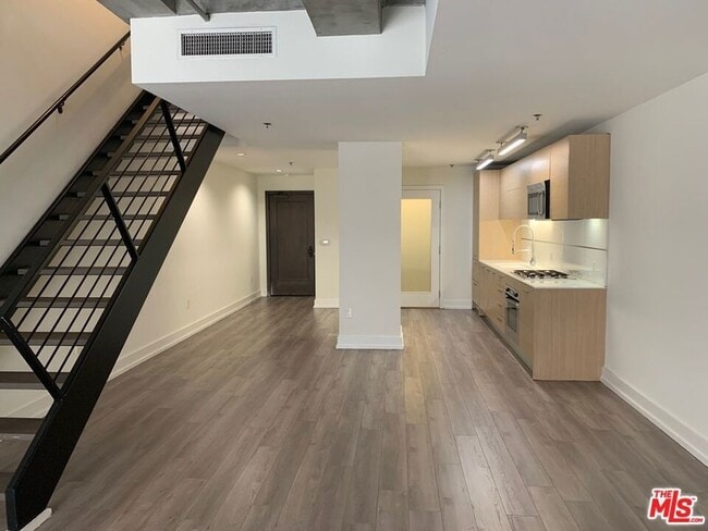 Photo - 727 W 7th St Rental