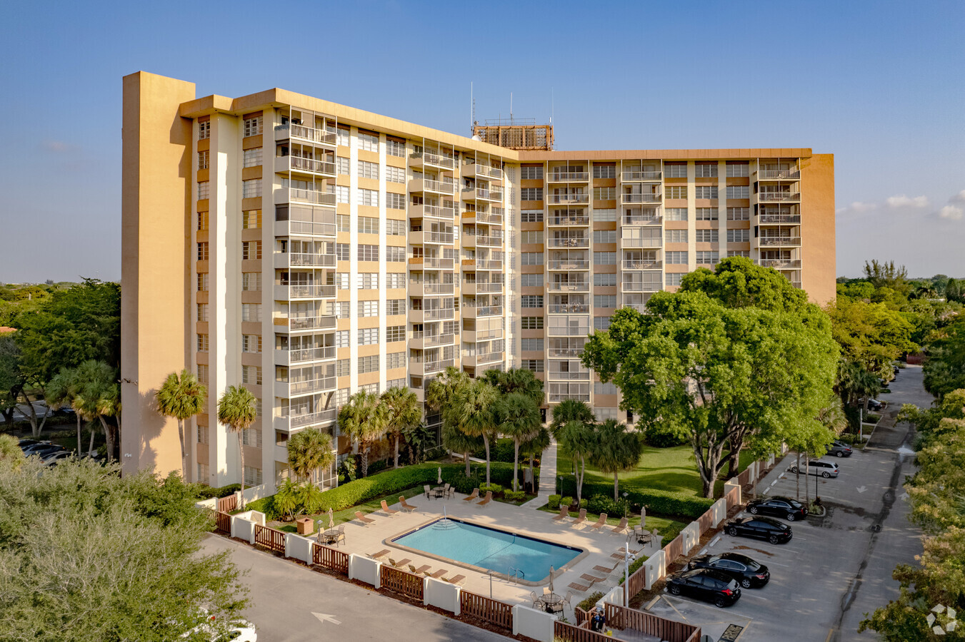 Country Club Tower - Country Club Tower Apartments