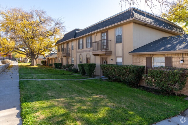 Building Photo - La Plaza Rental