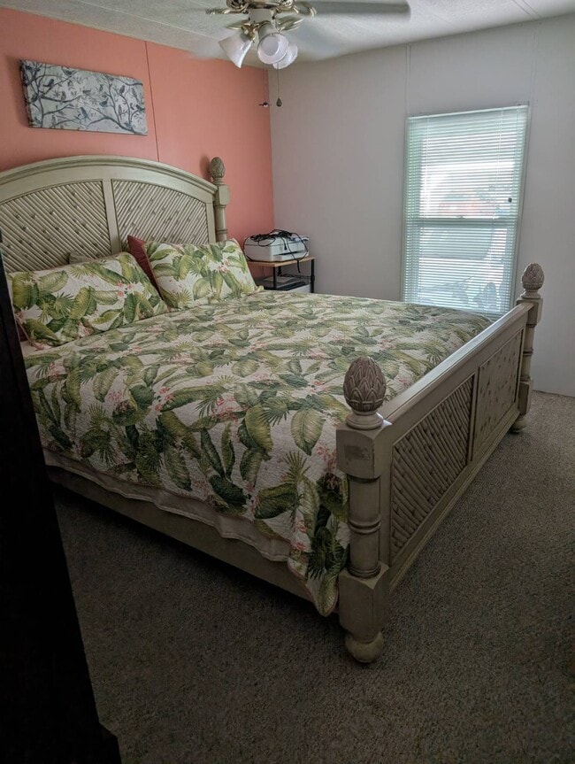 Building Photo - 280 Country Club Dr