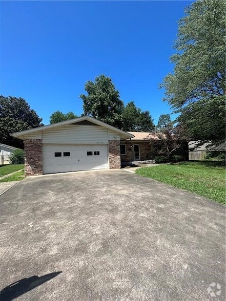 Building Photo - 1205 W Oak St Rental
