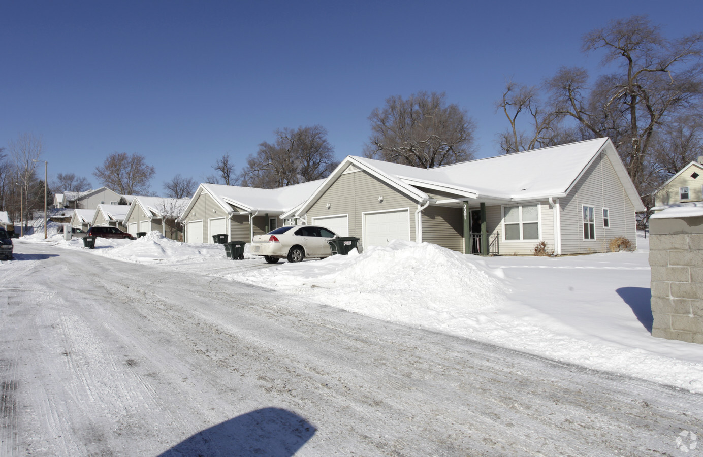 Meredith Manor Apartments - Meredith Manor Apartments