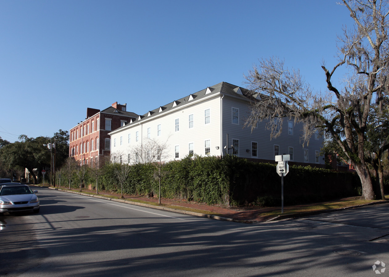 Sisters Court - Sisters Court Apartments