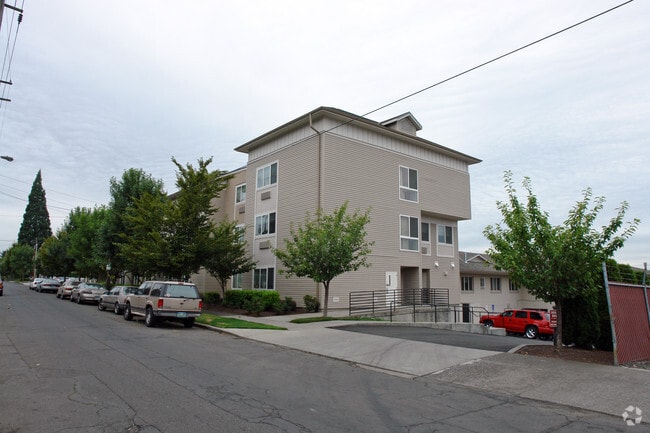 Building Photo - 315-319 NE Russet St