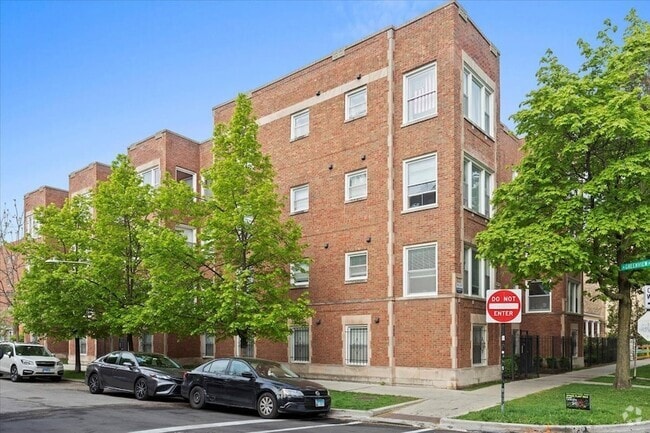 Building Photo - 6750 N Greenview Ave Rental