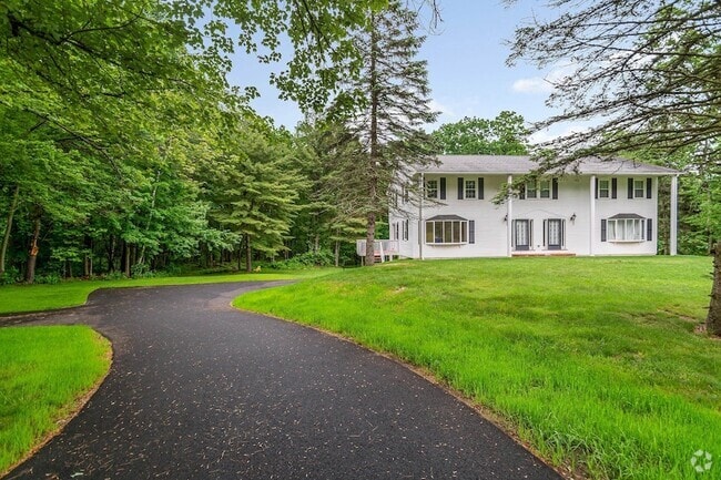 Building Photo - 352 Mammoth Rd Rental