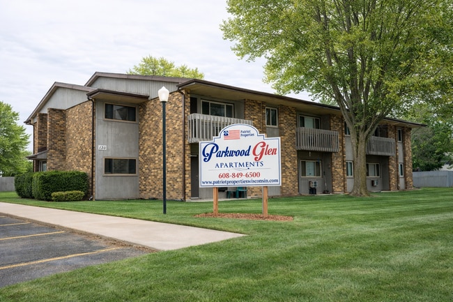 Building Photo - Parkwood Glen
