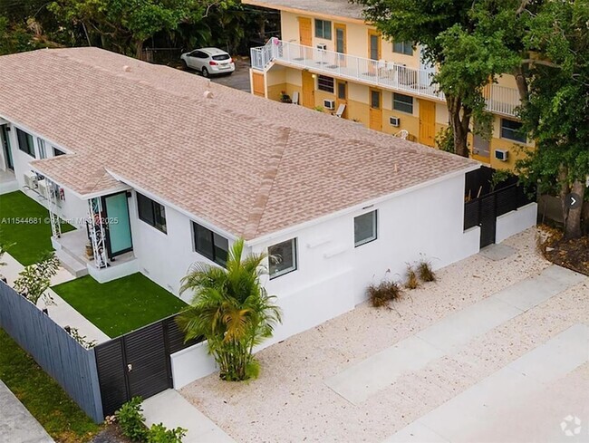 Building Photo - 740 SW 9th St Rental