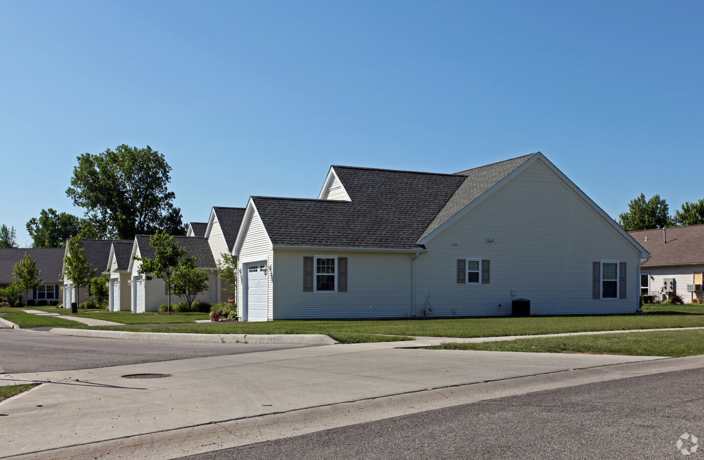 Garden Lake Apartments - Garden Lake Apartments