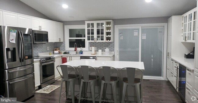 Building Photo - 1385 Rollinghouse Dr Rental