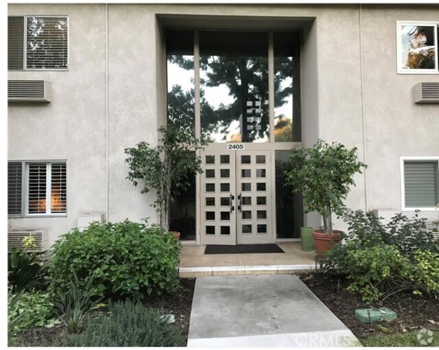 Building Photo - 2405 Via Mariposa W Rental