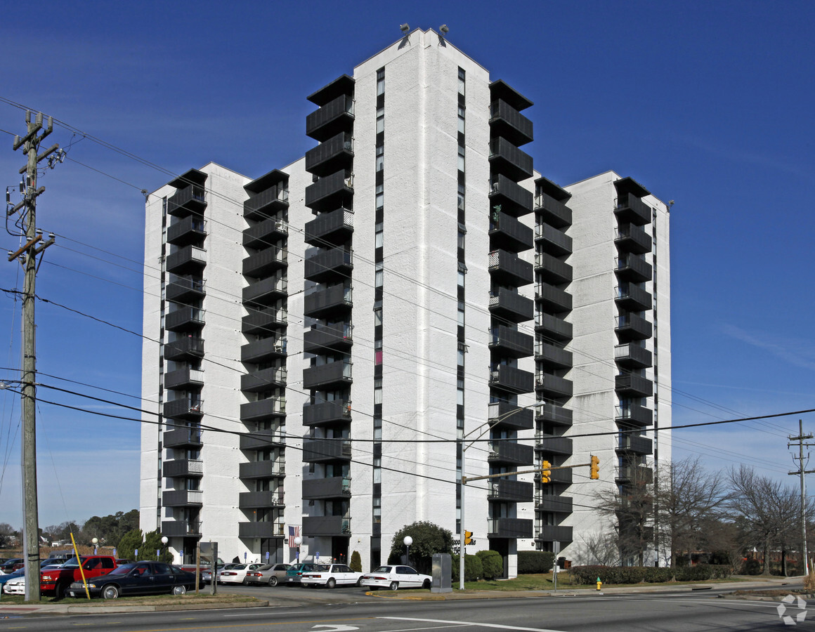 Lakewood Plaza Apts - Lakewood Plaza Apts