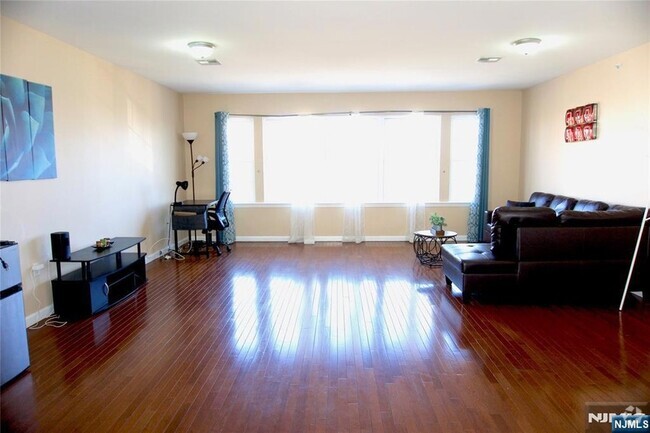 Building Photo - 281 Morris Ave Rental