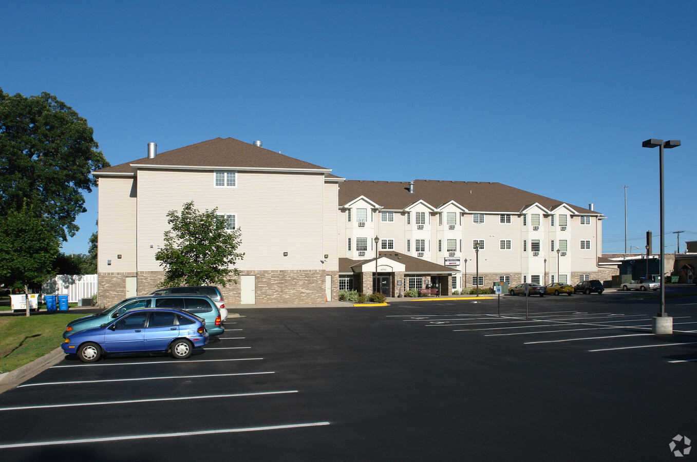 Uptown Maple Commons - Uptown Maple Commons Apartments