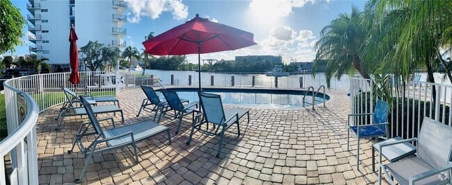 Building Photo - 1705 N Riverside Dr Rental