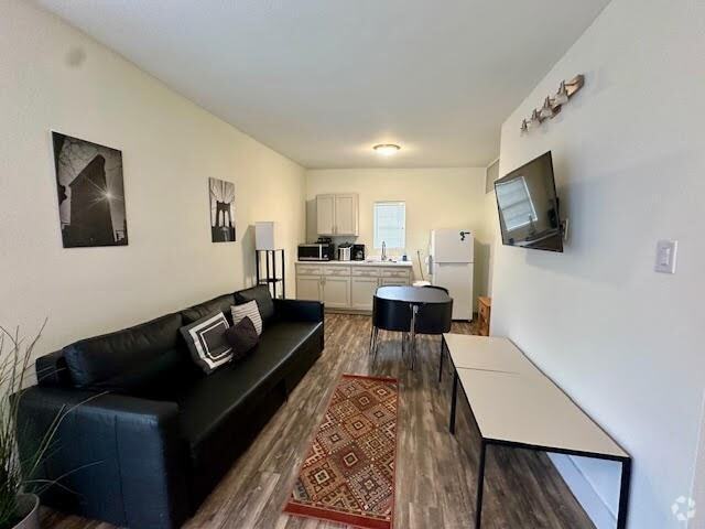 Building Photo - 735 W 10th St Rental