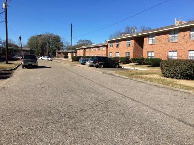 Building Photo - Oak Leaf Apartments