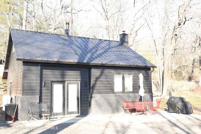 Building Photo - 1905 Glasco Turnpike Rental