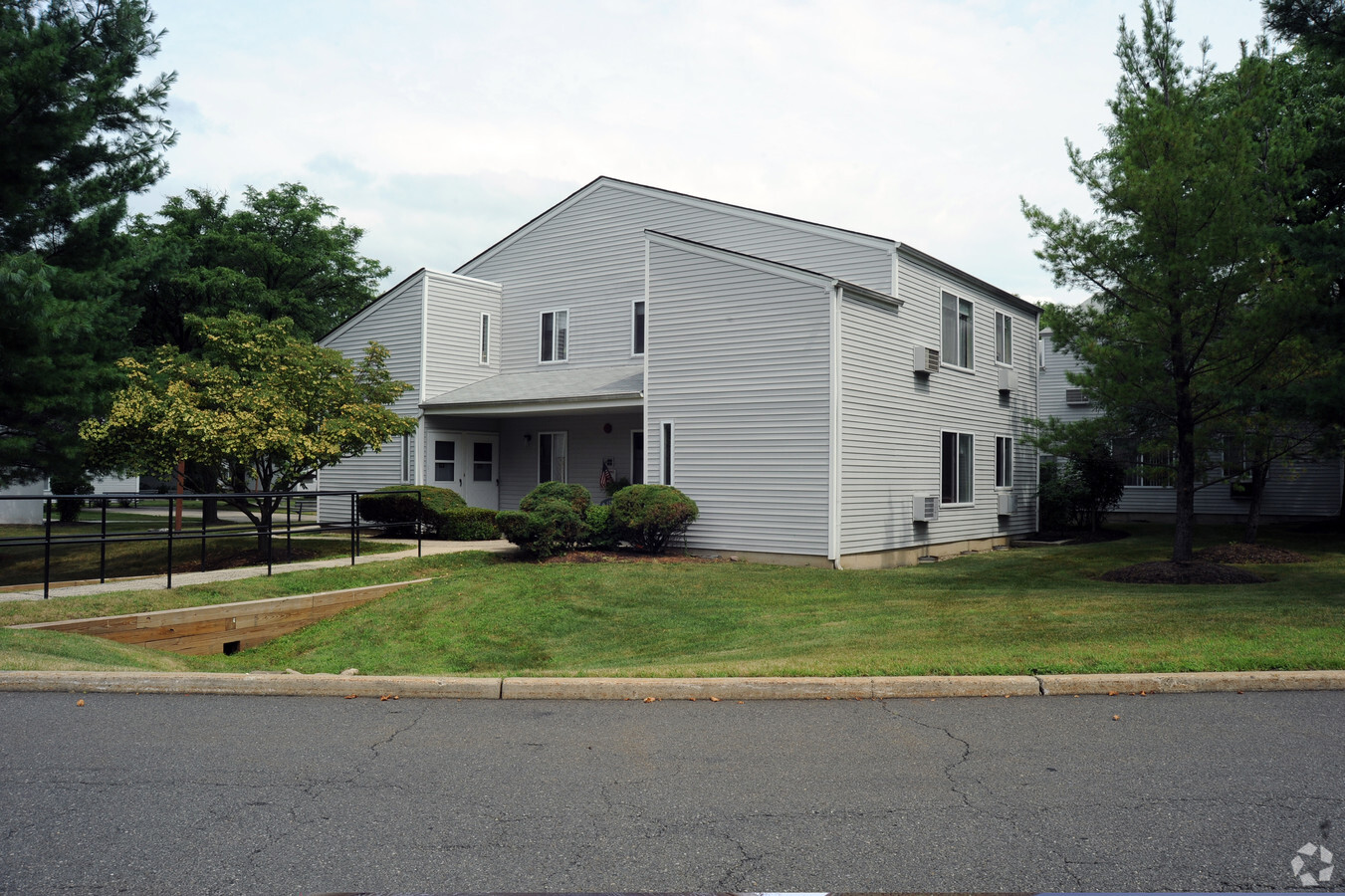 Schoolhouse Road Estates - Schoolhouse Road Estates Apartments