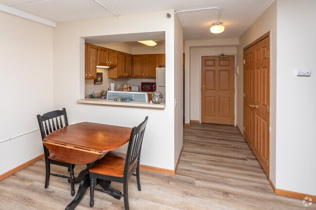 1BR, 1BA - 700SF - Chardon Court Apartments