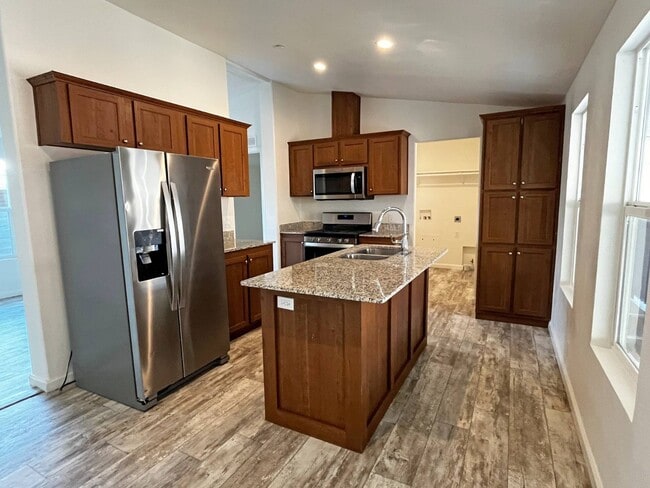 Building Photo - 21100 State St