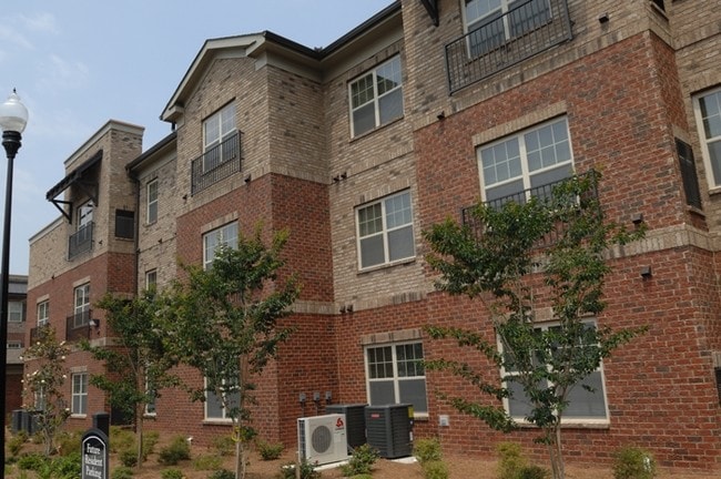 Buillding Photo - Woodbridge at Parkway Village Apartments