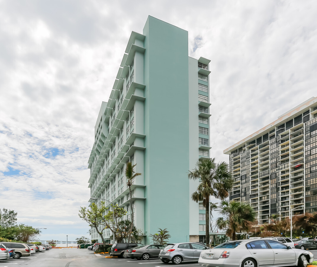 Stanley Axlrod Towers - Stanley Axlrod Towers Apartments