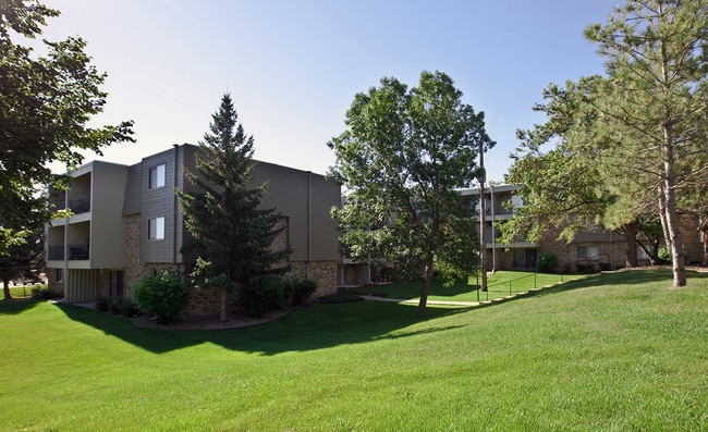Building Photo - Royal Oaks Apartments