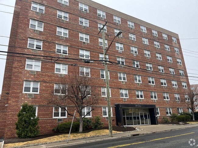 Building Photo - 140 Grove St Rental